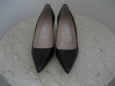 NUEVO CON ETIQUETAS AUTÉNTICO MANOLO BLAHNIK ZAPATOS DE SALÓN PUNTIAGUDOS TACÓN CUERO NEGRO TALLA 37"1/2RET $598 QUÉ GANGA Foto 1 de 4