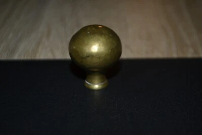 Ancien petit bouton plein et rond en laiton de porte, tiroir - Photo 1/2