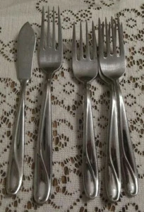 Reed & Barton Select Stainless Edgartown 5 Salad &1 Dinner Fork, Butter Knife o0 - Picture 1 of 2