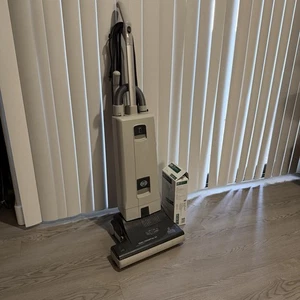 Sebo Essential G2 Bodenstaubsauger grün weiß mit Schlauch und Aufsätzen BESCHREIBUNG LESEN - Bild 1 von 11