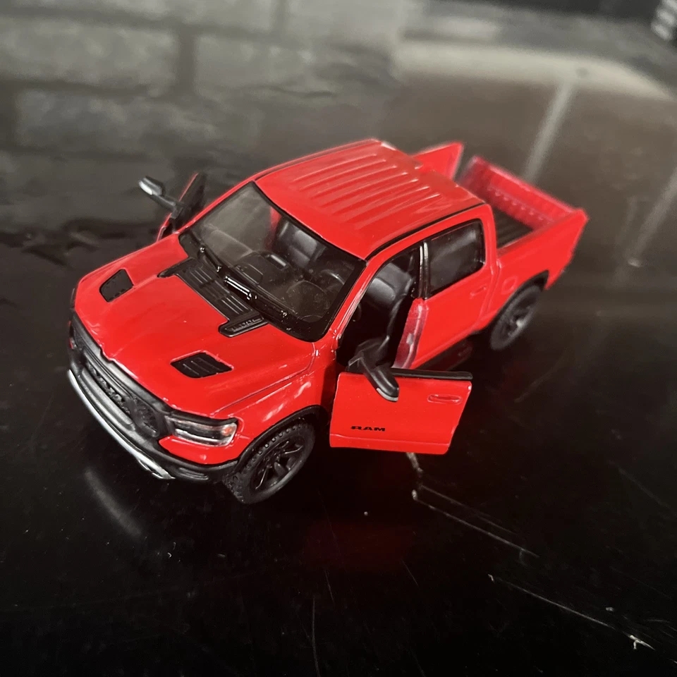 5 英寸压铸:2019 RAM 1500 皮卡车(红色)1/46 比例 — 第 1/1 张图片