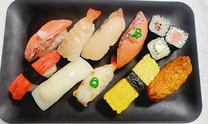 SUSHI Probierset 12-teilig Japanisch Original Lebensmittelprobe Display Lebensmittel tatsächliche Größe - Bild 1 von 14