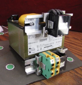 Transformador reductor Toyozumi 200/220v - 100v 3a 33840 UEE0030-033015-03S - Imagen 1 de 7