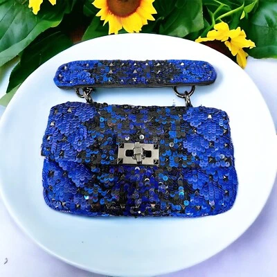 Mini bolso Valentino Rockstud satinado y lentejuelas (al por menor $3395) Foto 1 de 4