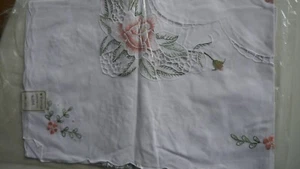 Tischdecke 85 x 85 cm Weiss mit gestickten Blüten - Bild 1 von 5