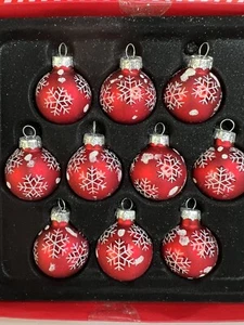10 MINI ROTE GLAS WEIHNACHTSSCHMUCK MIT WEISSEN GLITZER SCHNEEFLOCKEN - Bild 1 von 7