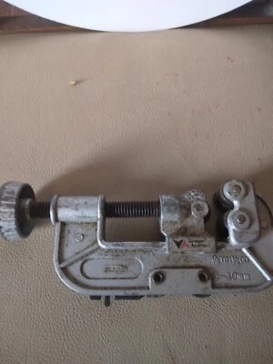 Vintage Heavy Duty Pipe Cutter - Cuts 1/8-2" - Image 1 of 4