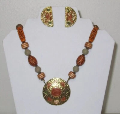 Vintage LR Signed Necklace & Earrings Set Enamel Pendant / Earrings Carved Beads Foto 1 de 4