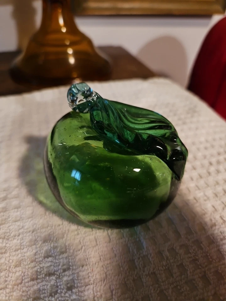 Vidrio verde soplado a mano manzana 3 X 2 1/2 Foto 1 de 4