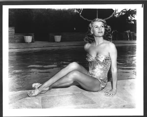 RITA HAYWORTH FOTO VINTAGE ORIGINALE ATTRICE HOLLYWOOD SPLENDIDE GAMBE CHEESCAKE - Foto 1 di 2