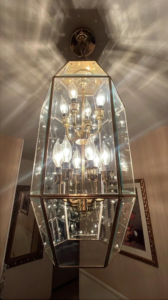 Impresionante araña de 2 niveles de latón pulido y paneles de vidrio biselado multifacéticos Foto 1 de 4