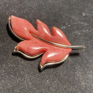 Vintage Sarah Coventry Coral Pink Autumn Splendor Lucite Leaf Brooch 2.88" Old - Picture 1 of 20