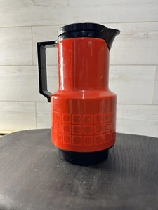Bottiglia da tè vintage isolata MCM calda calda bevanda fredda thermos caffettiera - Foto 1 di 13
