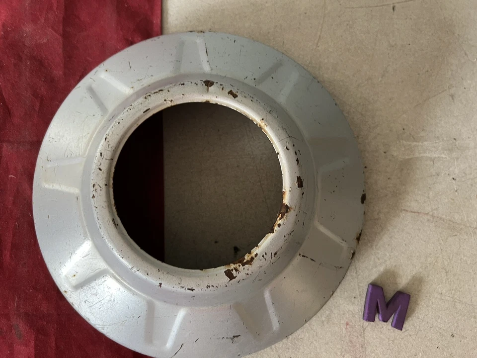 #M 1) *RARE* 1985-86 Dodge D100 Center Cap FRONT 4 x 4 - Imagem 1 de 4