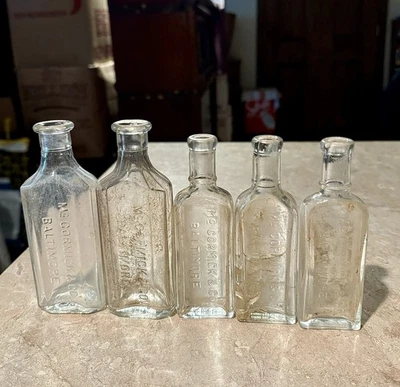 Bonito Lote De 5 Botellas Antiguas Extracto McCormick & Co Baltimore MD Era 1920 Excavadas Foto 1 de 4