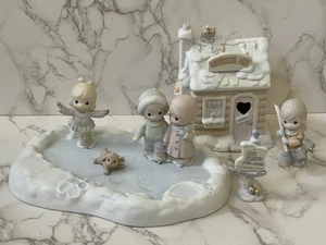 Precious Moments Sugar Town Aufwärmhütte Eisbahn 6-teiliges Komplettset LESEN - Bild 1 von 17