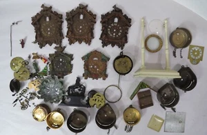 Piezas de reloj de cuco vintage que incluyen placa frontal, pájaros, movimiento y varios - Imagen 1 de 19