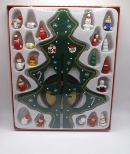 NUEVOS 20 Adornos de Madera en Miniatura de Árbol de Navidad con Árbol y Soporte Pintado a Mano - Imagen 1 de 2