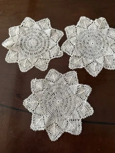 Simply Lovely Vintage 3 @ 5 1/2 handgestrickte Deckchen - Bild 1 von 4