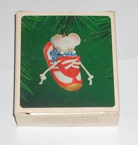 Vintage 1983 Hallmark Keepsake Christbaumschmuck Sneaker Maus - Bild 1 von 2