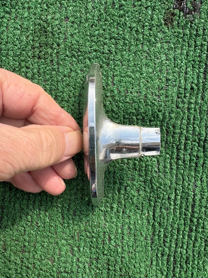 1956 Cadillac quarter panel hash mark half moon connector trim passengers side Foto 1 de 4