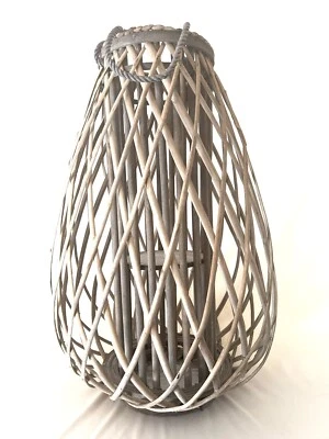 "Linterna de madera Barbara King 23"" con tiki, vela sin llama y control remoto gris/blanco" Foto 1 de 2