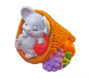 Hallmark MERRY MINIATURES Ringraziamento Vintage BABY MOUSE in CORNUCOPIA 1988 - Foto 1 di 5