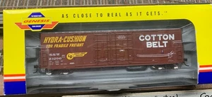 NEU Athearn 50' PC&F 8' & 6' Plug Door Box Car - Cotton Belt HO - Bild 1 von 5