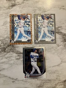 LOTE DE 3 TARJETAS FREDDIE FREEMAN | 2025 Holiday Gold Lights, Metallic Glitter, Bowman - Imagen 1 de 2