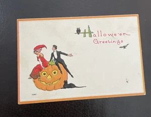Postal de Halloween de colección hombre y mujer en gigante JOL, gato negro, búho y murciélago usada - Imagen 1 de 2