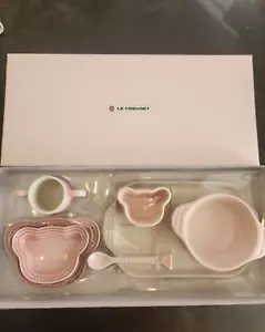 Juego de 7 vajilla para bebé Le Creuset rosa costero placa gres con caja - Imagen 1 de 4