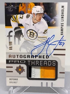24-25 Hampus Lindholm PT-HL  /99 Boston Bruins Ultimate Autographed Pro Threads - Foto 1 di 2