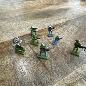 Vintage Mini Soldier (8) - Picture 1 of 3