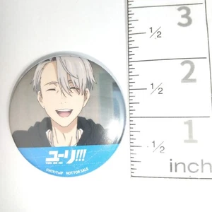 Insignia Yuri on Ice Can A77073 Victor Nikiforov - Imagen 1 de 3