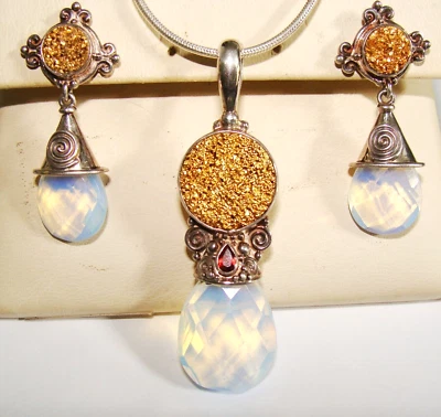 Juego de aretes colgantes de granate druzy y opalita de oro de plata de ley Sajen Foto 1 de 4