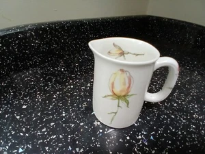 BEVERLEY HEWITT DESIGNS BONE CHINA CREAMER - Foto 1 di 3
