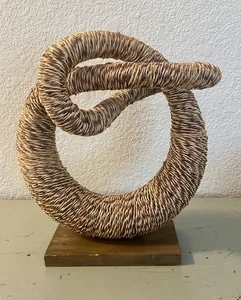 Abstrakte Skulptur aus Korbgeflecht auf Holz montiert organisch, Kunst, gedreht 13 1/2" hoch - Bild 1 von 8