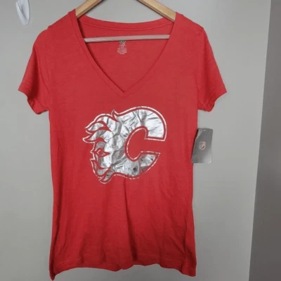 Женская футболка NHL Calgary Flames с логотипом v-образным вырезом - красная - Изображение 1 из 3