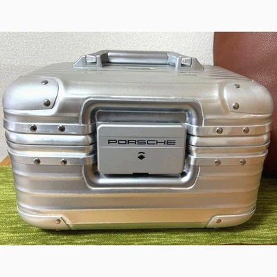 [Inutilizzato] Beauty Case Porsche × Rimowa custodia multiuso argento rara... - Immagine 1 di 4