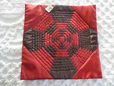 NUEVO CON ETIQUETAS Baan Khang Nam ROJO Y MARRÓN PATCHWORK Cremallera CUBIERTA DE ALMOHADA-aprox. 15,5" sq. Foto 1 de 4