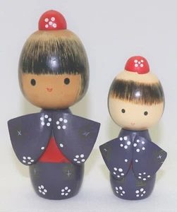 PAAR JAPANISCHE HOLZ KOKESHI PUPPEN BEIDE IN LILA MIT FÄCHERN 5" & 4" GROSS - Bild 1 von 5