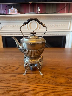 Tetera estriada victoriana plateada Demi sobre soporte con quemador Foto 1 de 4
