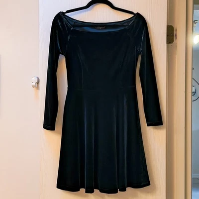 XS Vestido de Terciopelo Verde Escote Descubierto Manga Larga Calce y Acampanado ALLEGRA K Foto 1 de 4