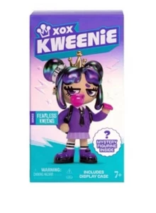 XOX KWEENIE SÉRIE "FEARLESS KWEENS" AVEC VITRINE ET FIGURINE MYSTÈRE NEUF dans sa boîte - Photo 1/3