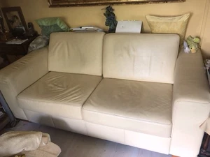 !Sofa in beige aus echtem Leder! (Gebrauchsspuren vorhanden).  UVP-4400€.750€ VB - Bild 1 von 2
