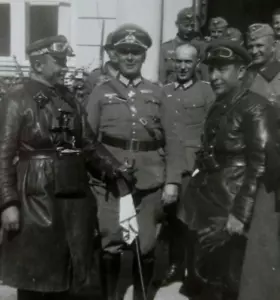 Altes Foto Treffen deutscher und russischer Soldaten in Polen 1939 - Bild 1 von 3