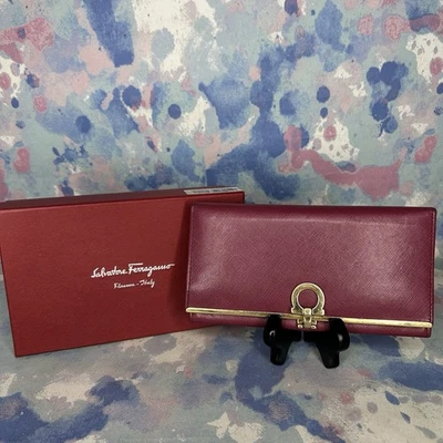 Carteira Salvatore Ferragamo Gancini Bordeaux couro dourado aba - Imagem 1 de 4
