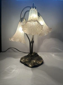 Vintage Tiffany Stil Lilie Pad Tischlampe 3 armig rosa Milchglas Tulpenschirme - Bild 1 von 9
