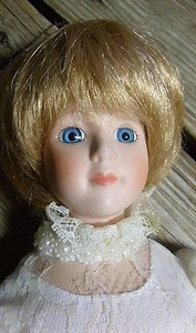 Vestido elegante vintage de 17" de porcelana novia con marca Cl 8802 cabello rubio corto - Imagen 1 de 12