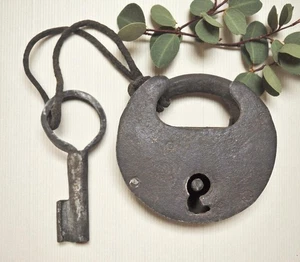 Antique Iron Round Pad Lock with Key Original Old Hand Crafted Engraved Working - Picture 1 of 6